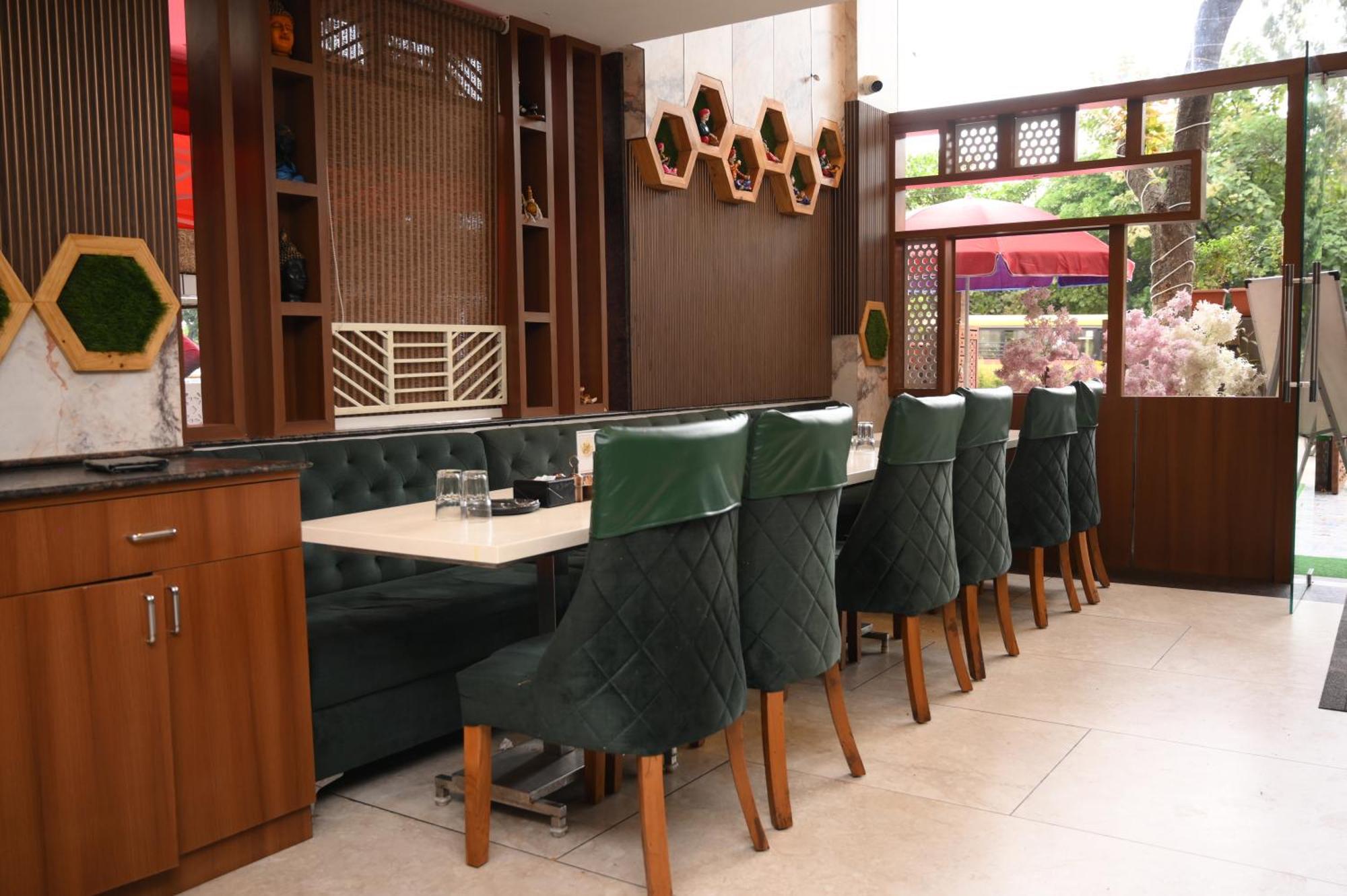 Lemon Wood Suites Pune Exteriör bild