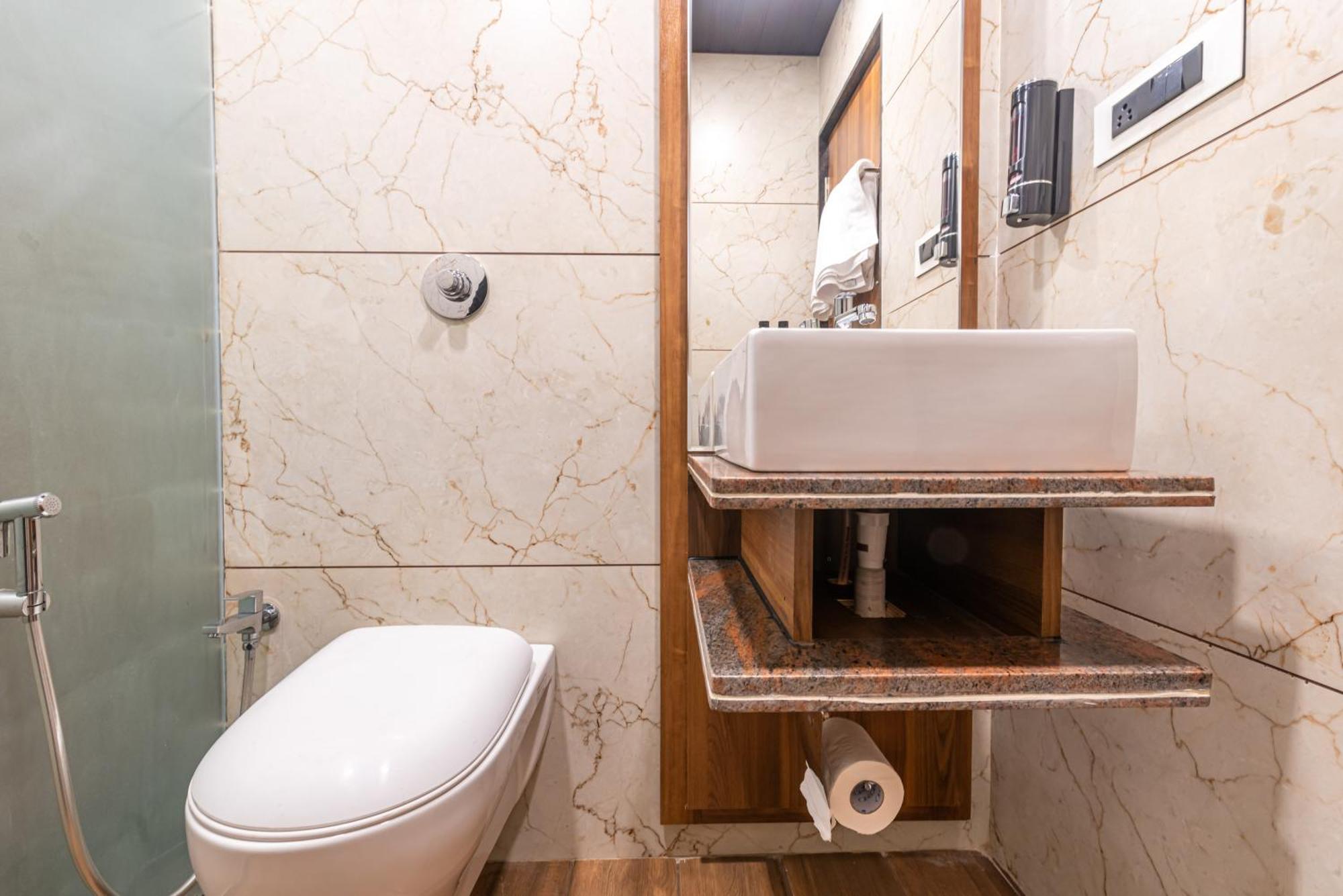 Lemon Wood Suites Pune Exteriör bild