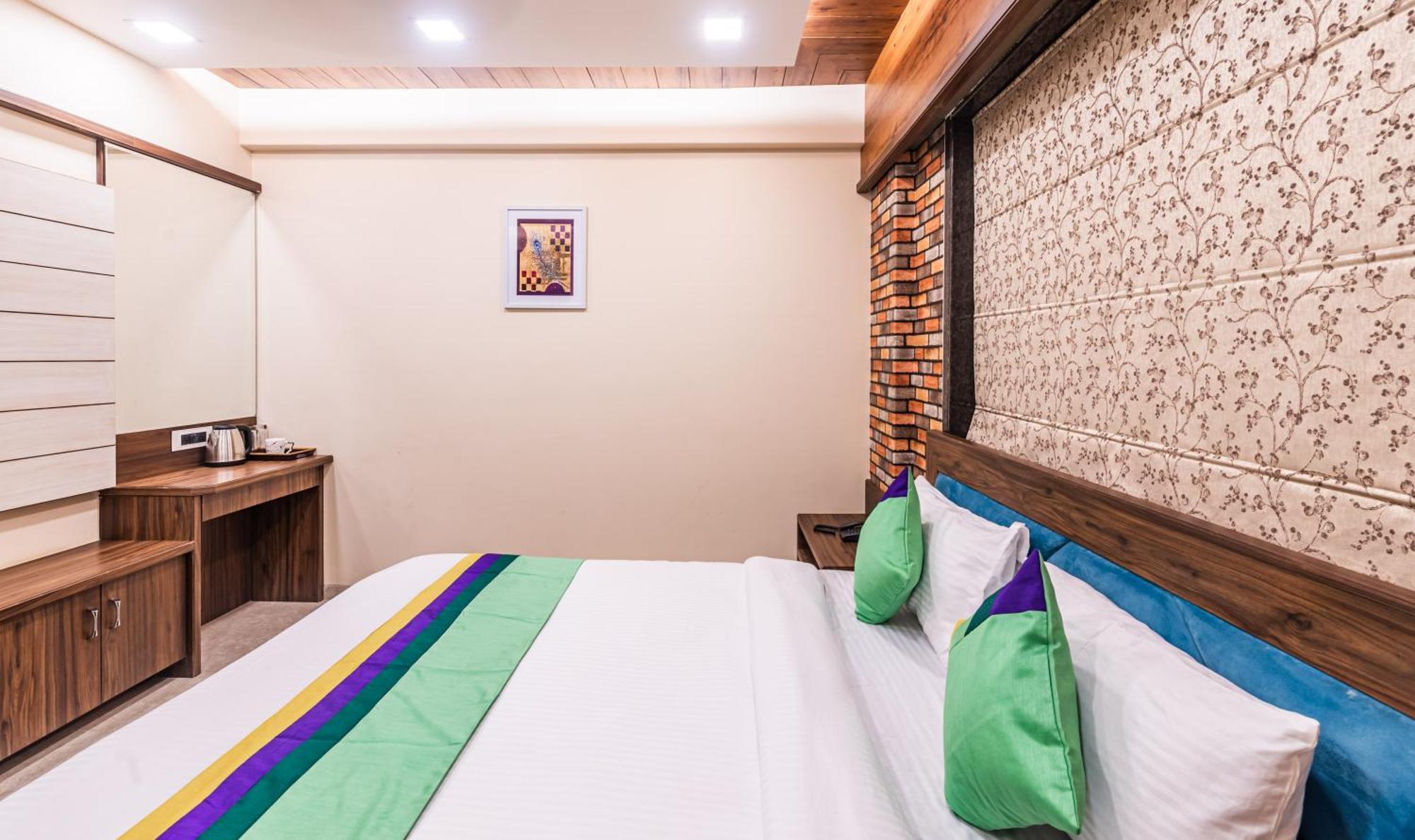 Lemon Wood Suites Pune Exteriör bild