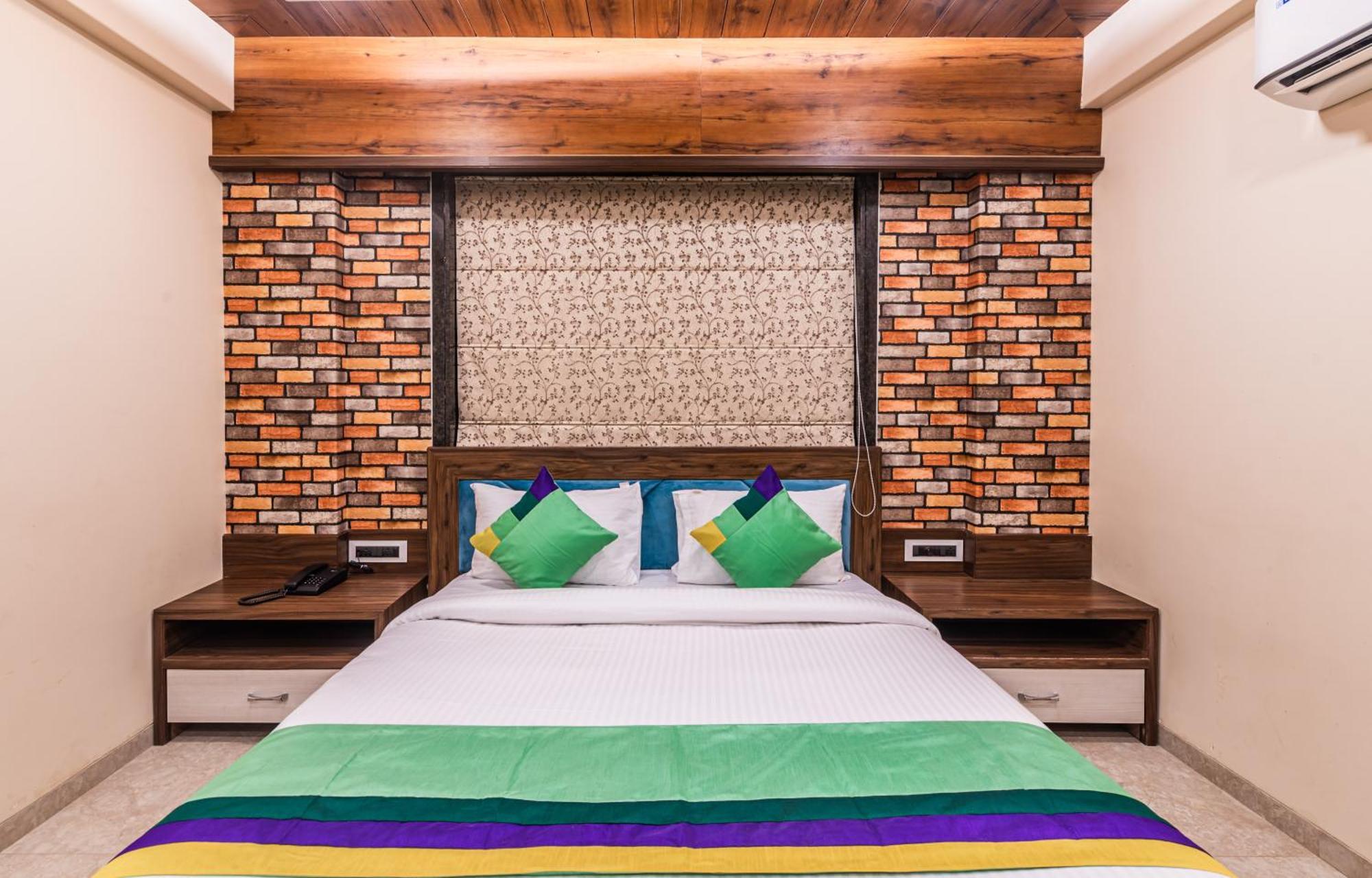 Lemon Wood Suites Pune Exteriör bild