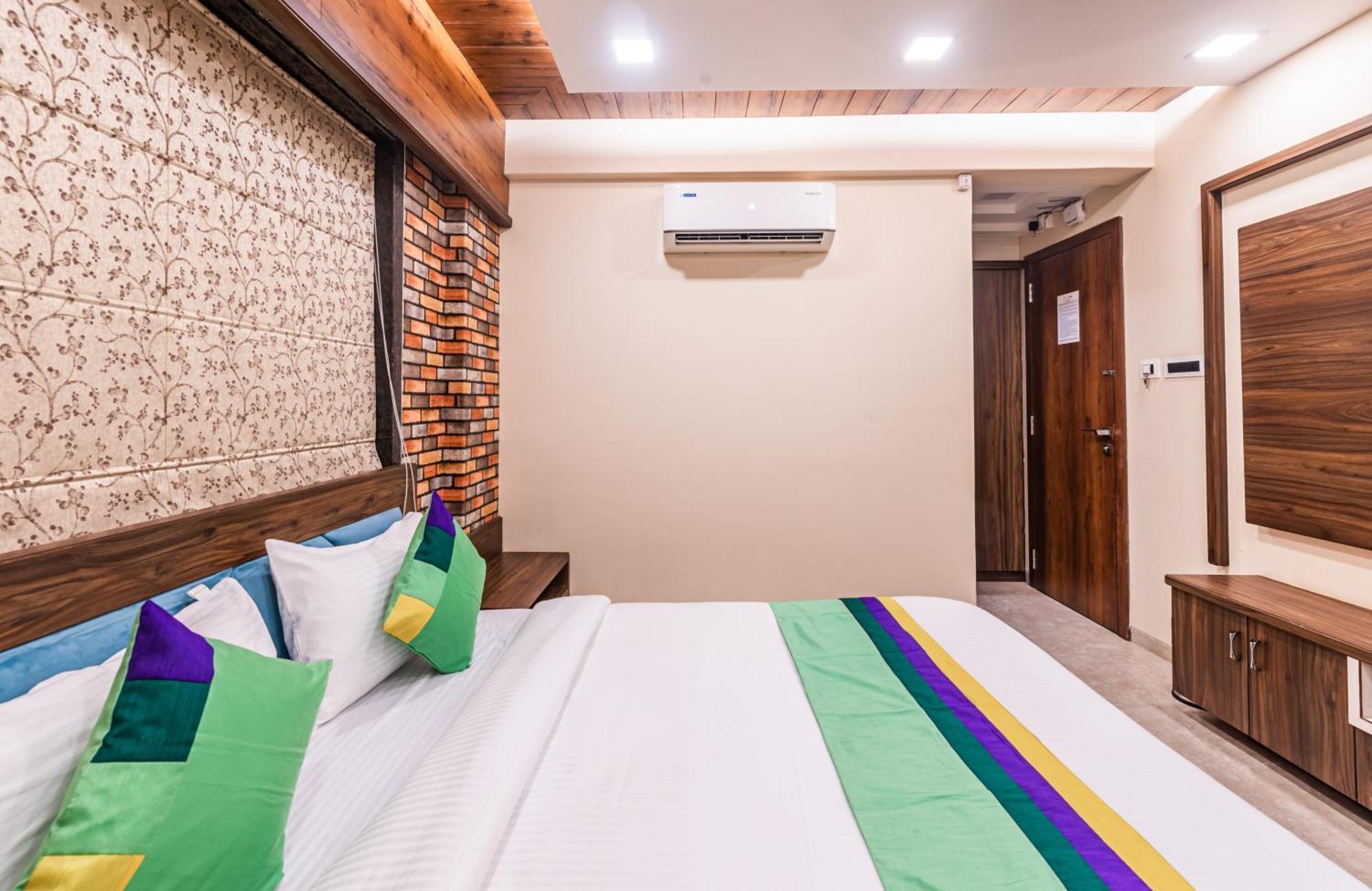 Lemon Wood Suites Pune Exteriör bild